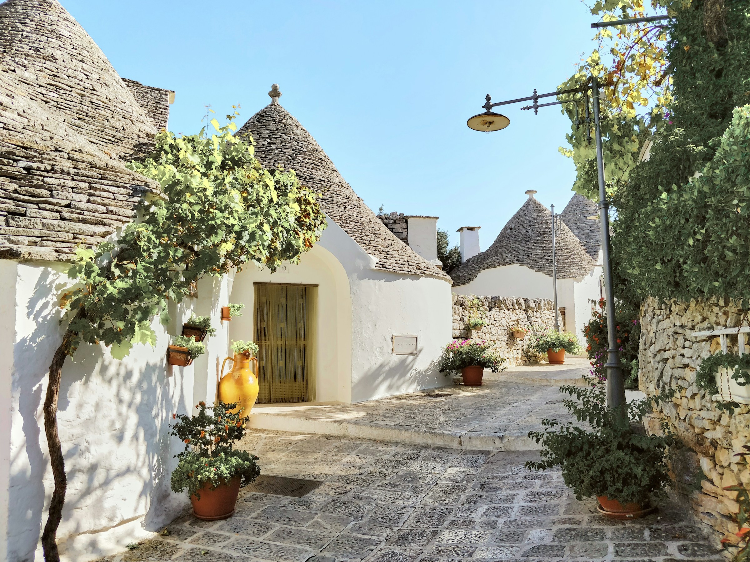Puglia & Alberobello cone-roofed trulli houses of Puglia & Alberobello