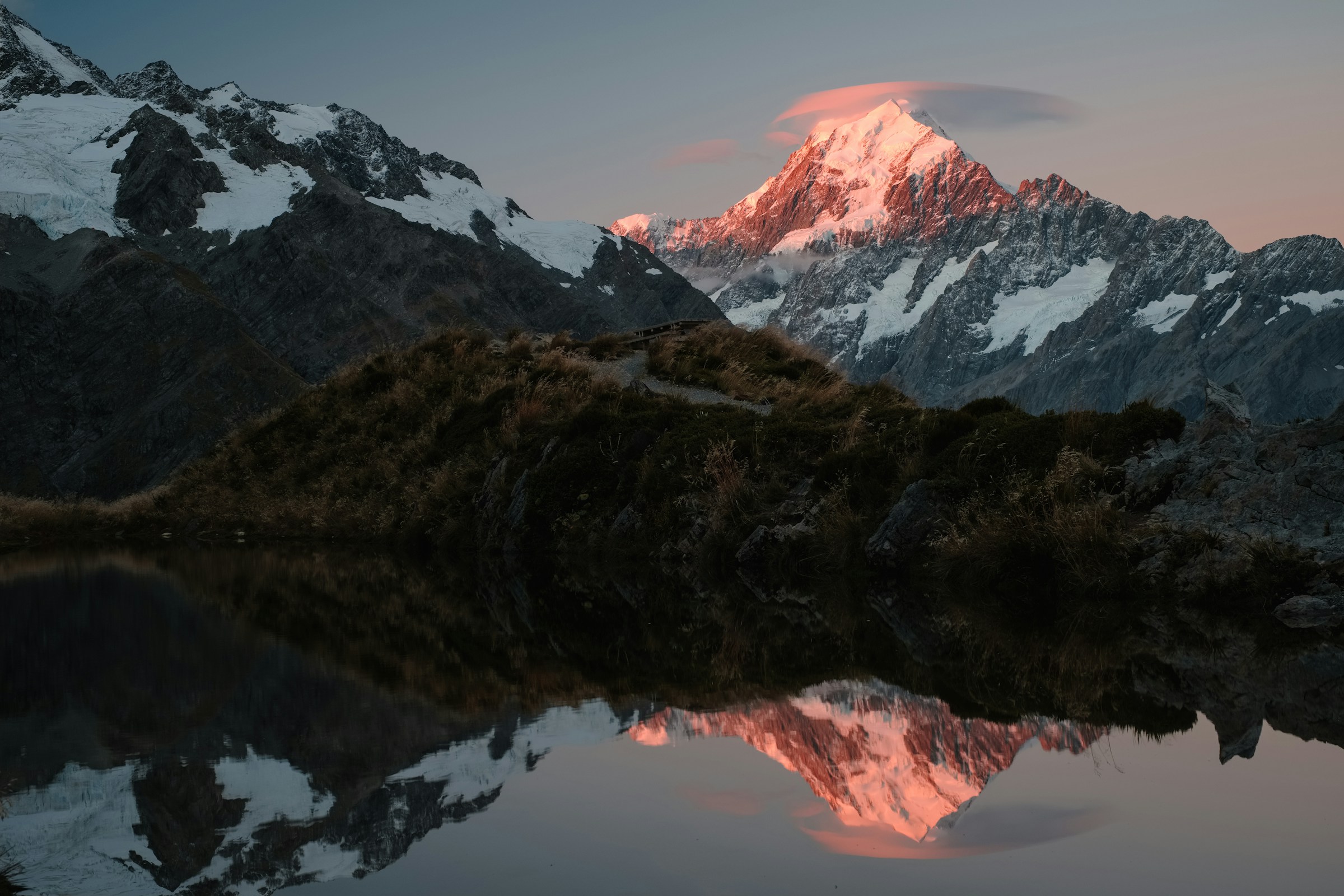 Aoraki & Mount Cook Aoraki & Mount Cook along Lake Pūkaki