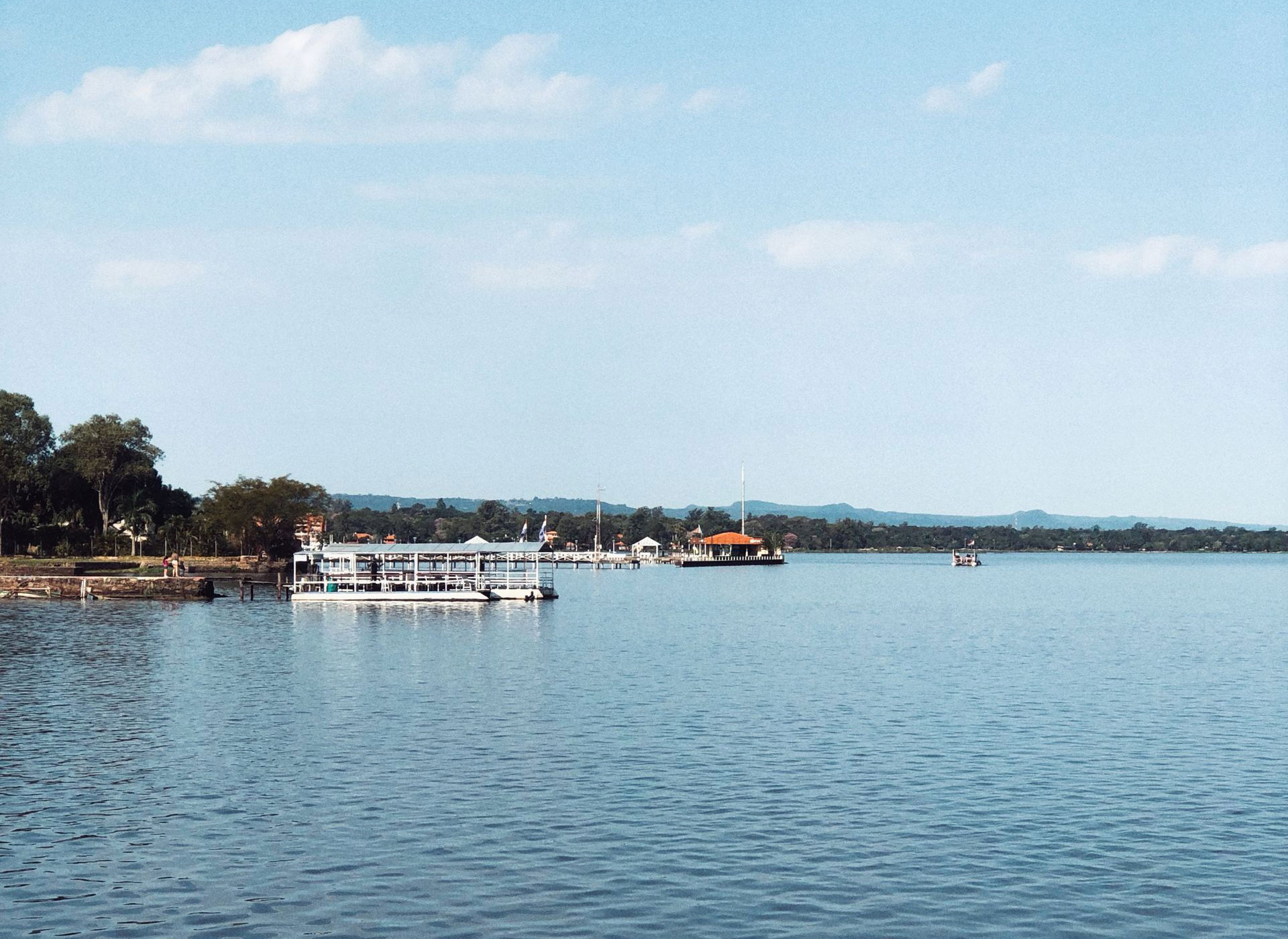 Lake Ypacaraí / San Bernardino lakeshore with boats